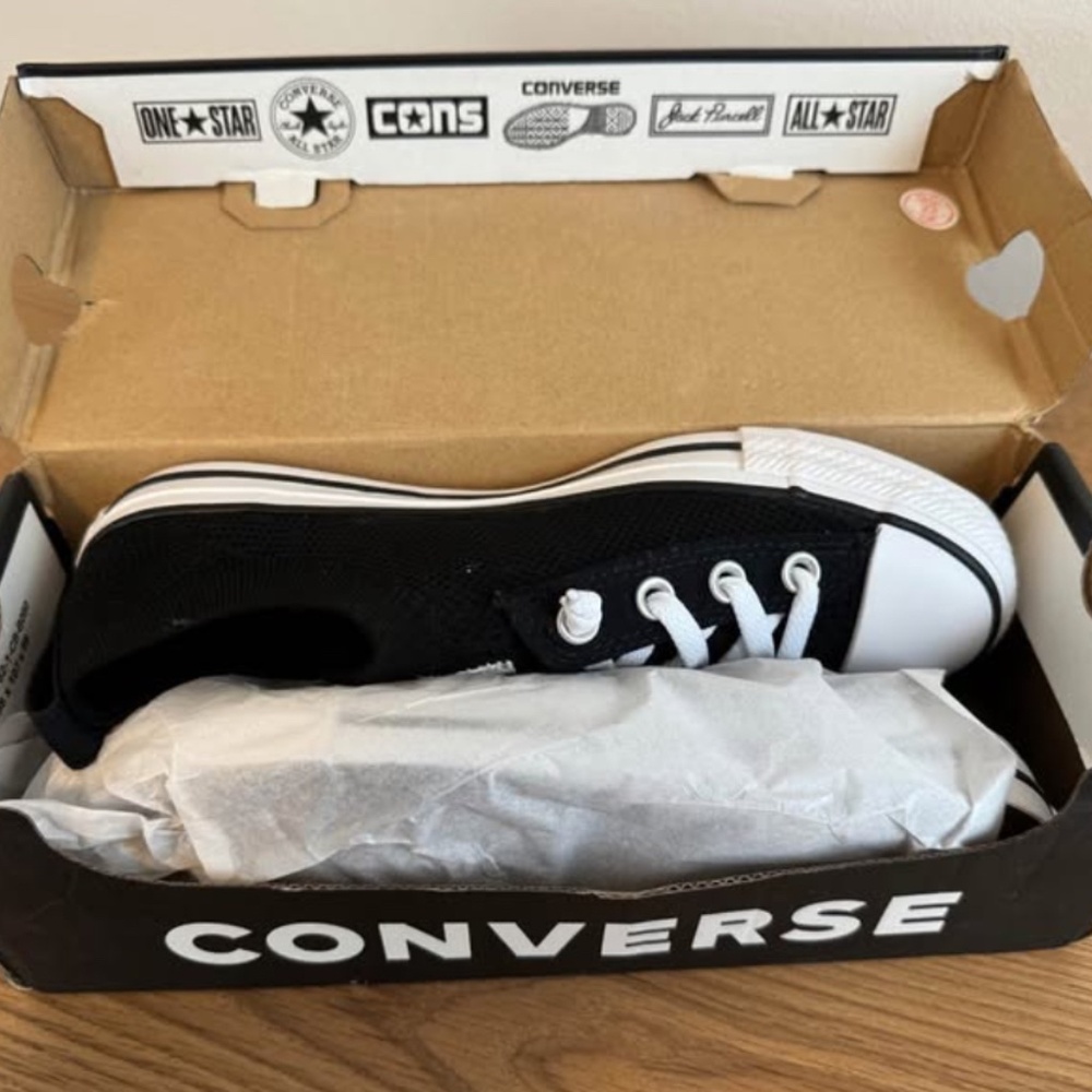BRAND NEW Women’s Low Top Converse